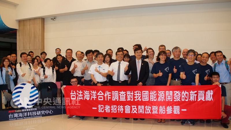 法國海洋研究船「瑪麗杜凡號」搭載台法學者研究團隊,在台灣附近海域歷經21天海上鑽探取樣,日前於台灣西南海域兩度鑽獲俗稱可燃冰的天然氣水合物,團隊27日下午在高雄發表成果。中央社記者程啟峰高雄攝 107年6月27日