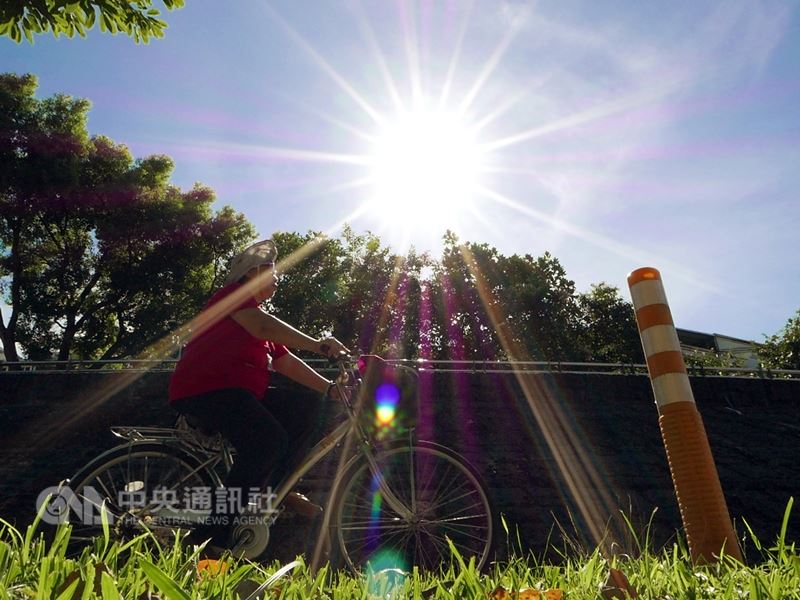 中央氣象局表示,27日全台天氣大致穩定,台北市被列為高溫資訊橙色燈號,高屏、花蓮和新北市也亮黃色燈號,提醒民眾注意。(中央社檔案照片)
