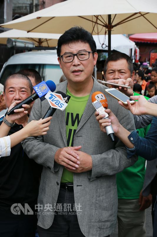 為重建台北成為國家首都,民進黨台北市長參選人姚文智(前)提出「青年租屋券」,主張興建「混居型社會住宅」;都市改造中,姚文智主推「都市再生」連結「水岸改造」的淡水河岸「Skyline計劃」。(檔案照片)中央社 107年6月28日