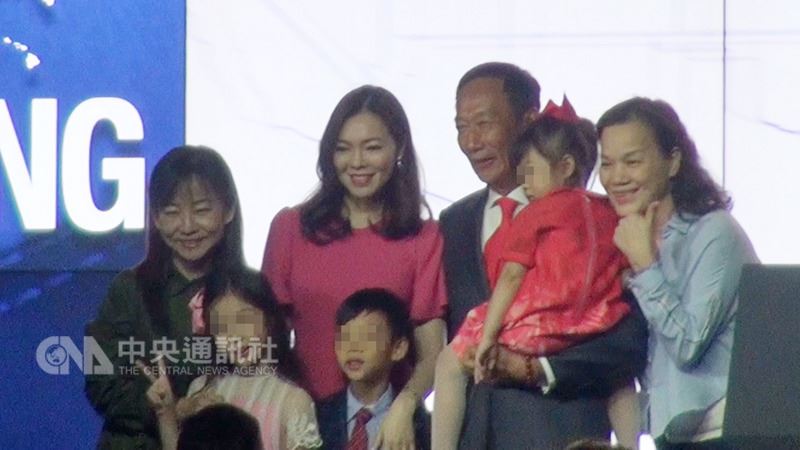 鴻海集團董事長郭台銘(後左3)28日偕妻子曾馨瑩(後左2)現身,成了富士康在美設廠動工儀式的另一焦點。中央社記者鄭崇生威州拉辛郡攝 107年6月29日