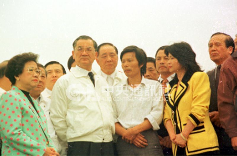 豬隻口蹄疫疫情爆發,造成養豬戶嚴重損失。圖為86年時任副總統兼行政院長的連戰(前左2)到桃園了解疫情。(中央社檔案照片)