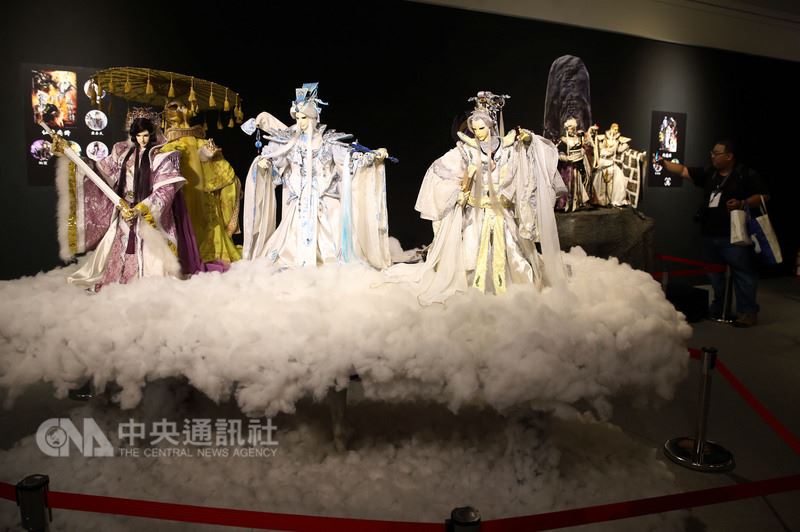 文創股霹靂去年受惠於兩岸授權的劇集收入成長及展覽挹注,全年營收達6.66億元。圖為霹靂布袋戲30週年「霹靂藝術科幻特展」。(中央社檔案照片)