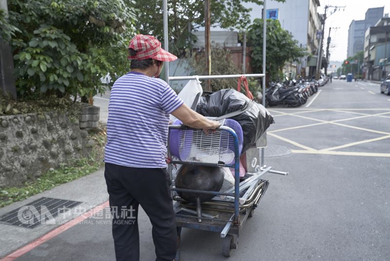 為喚起大眾對環境保護及回收者的關注,FNG世代設計團隊發起回收者友善收購募資計畫,拉高價格向回收者收購寶特瓶再製成「寶特袋」,幫助回收者也兼做環保。(FNG世代設計團隊提供)中央社記者吳欣紜傳真 107年6月30日