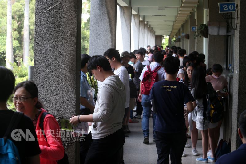 107學年度大學指考1日登場,首日考物理、化學、生物,學生在走廊溫習功課,做考前最後衝刺。中央社記者吳家昇攝 107年7月1日