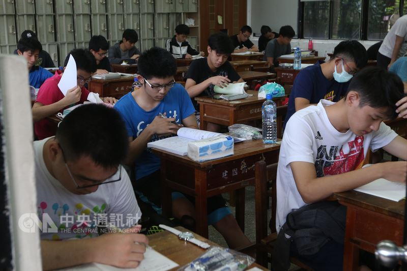 107學年度大學指考1日登場,首日考物理、化學、生物,大考中心提醒,指考已取消製發准考證,考生應試時務必攜帶有效證件正本,避免因違規而被扣分。中央社記者吳家昇攝 107年7月1日