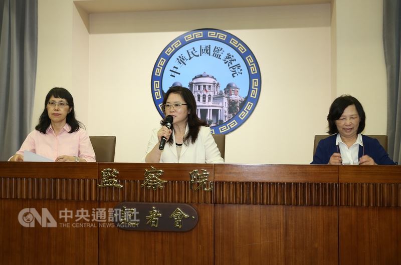 前教育部長吳茂昆於民國104年任職國立東華大學校長期間因違反利益衝突迴避法相關規定,監察院3日以13票全數同意通過彈劾。監察委員高鳳仙(左起)、林雅鋒、楊美鈴下午召開記者會說明。中央社記者鄭傑文攝 107年7月3日