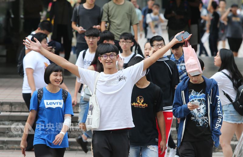 107年度大學入學指定科目考試3日進行最後一天考試,下午考完最後一科後,學生高舉雙手開心步出考場。中央社記者謝佳璋攝 107年7月3日
