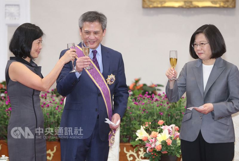 總統蔡英文(右)3日在總統府頒授「大綬景星勳章」給美國在台協會(AIT)台北辦事處長梅健華(中),向梅健華伉儷舉杯敬酒,肯定梅健華深化台美關係的貢獻。中央社記者鄭傑文攝 107年7月3日