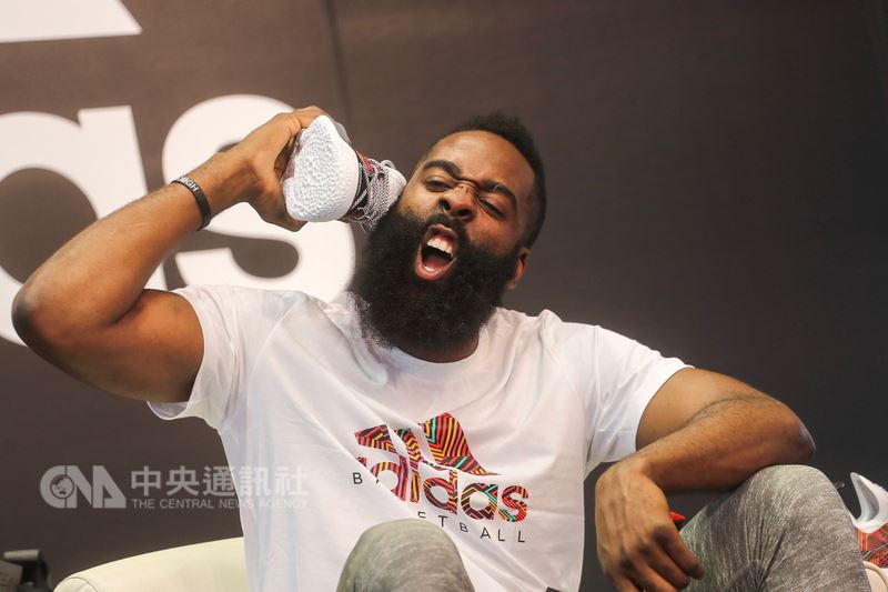 美國職籃(NBA)新科年度MVP得主哈登(James Harden)4日訪問台灣,下午在台北出席媒體見面會,訪談時一度拿起現場擺放的球鞋把玩,表情逗趣。中央社記者裴禛攝 107年7月4日