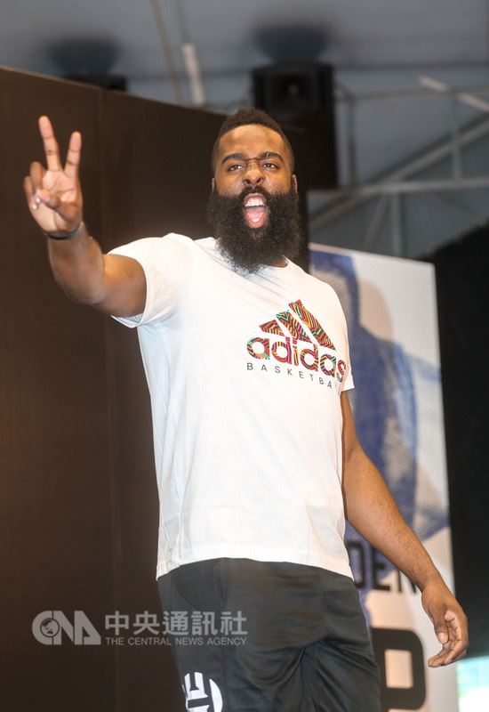 美國職籃(NBA)休士頓火箭隊球星哈登(James Harden)4日訪台,下午在台北與媒體見面,拍照時表情多變。中央社記者裴禛攝 107年7月4日