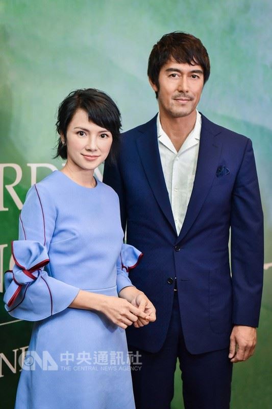 台灣導演林書宇執導執導改編自小說的新片「夕霧花園」,日前宣布於馬來西亞正式開拍,卡司集結金馬影后李心潔(左)、日本知名男星阿部寬(右)。(HBO提供)中央社記者江佩凌傳真 107年7月4日