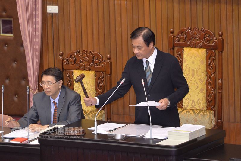 立法院6日三讀修正公司法部分條文,賦予新創企業更大經營彈性,及更多籌資管道,友善新創環境。圖為立法院長蘇嘉全(右)敲槌。中央社記者孫仲達攝 107年7月6日