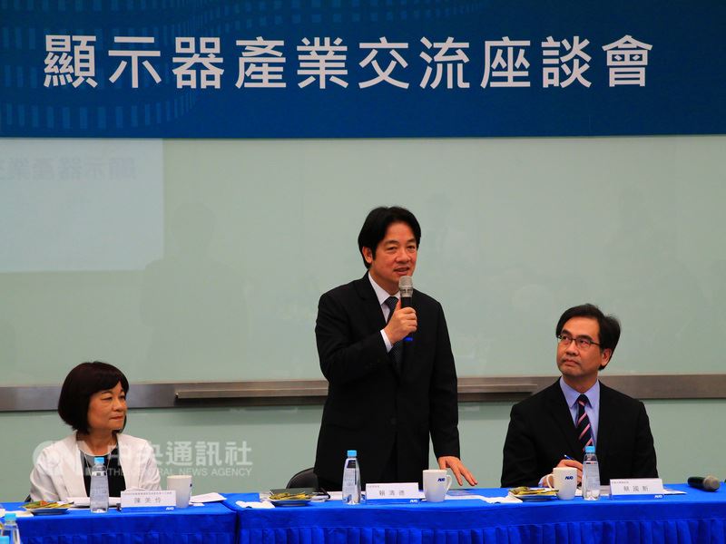 行政院長賴清德(中)6日到台中參訪面板廠,並與顯示器產業交流座談,賴揆表示,目前拚經濟是政府最優先的工作,行政院擬定行動方案解決投資五缺障礙,讓產業與台灣經濟蓬勃發展。右為友達公司總經理蔡國新、左為國發會主委陳美伶。中央社記者蘇木春攝 107年7月6日