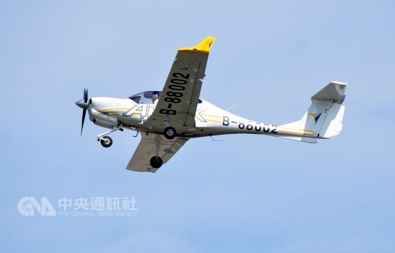飛航安全調查委員會執行長官文霖9日證實,一架安捷訓練中心的訓練機下午約5時在小琉球外海失聯,機上共搭載3人,陸續平安獲救。圖為與失聯飛機同型的訓練機。(檔案照片)中央社 107年7月9日