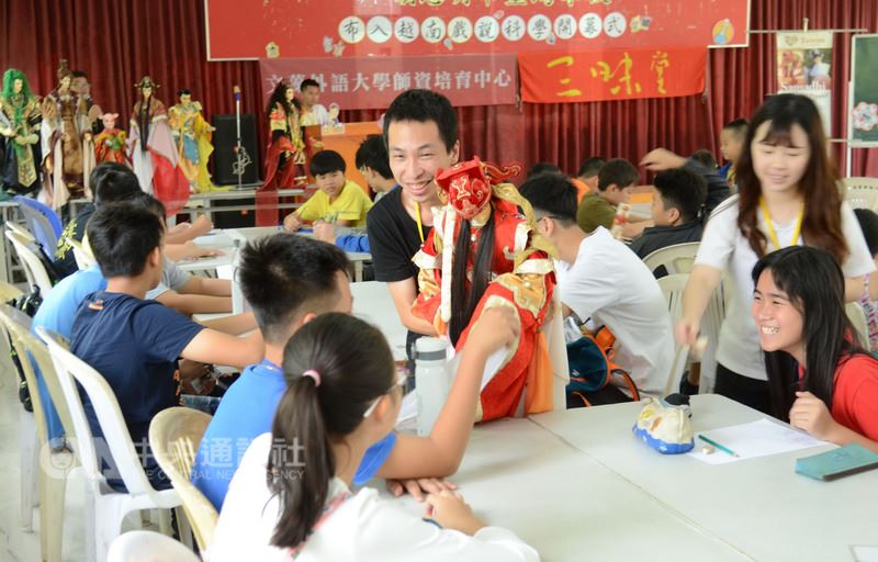 三昧堂布袋戲偶團9日起在越南胡志明市台灣學校,舉辦5天的「布入越南,戲說科學」營隊,三昧堂操偶師以「天官賜福」戲偶與學生互動。(三昧堂提供)中央社記者江俊亮傳真 107年7月10日