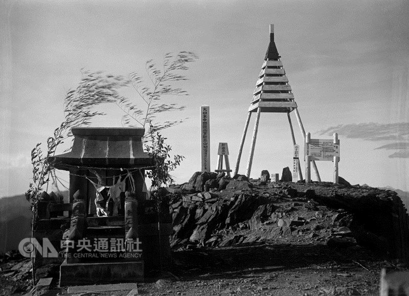玉山國家公園管理處11日發布新聞稿表示,內政部國土測繪中心105年到106年測量結果,高度為3952.430公尺,正負0.045公尺。圖為日治時期玉山山頂。(方慶綿攝影提供)中央社記者蕭博陽南投縣傳真 107年7月11日