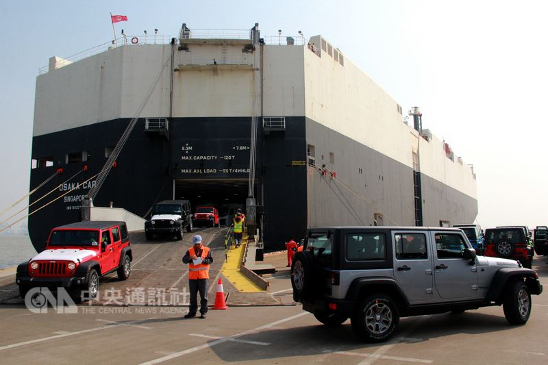 日媒報導,根據中國汽車工業協會11日發布的統計數據顯示,6月份中國大陸的新車銷售量比去年同期成長4.8%,但美系車銷量卻大幅減少22.9%。圖為美國知名越野車進口至中國。(中新社提供)中央社 107年7月12日