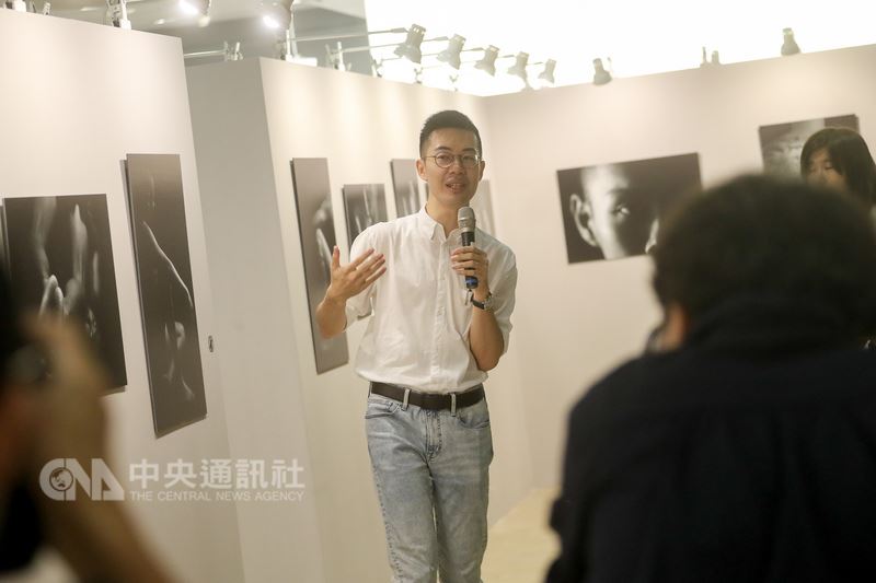台灣好基金會攜手差事劇團與雲門舞集舞蹈教室,在新竹誠正中學推動「逆風計畫」,將藝術導入矯正教育,12日在誠品R79中山地下書街舉辦「逆風X顯影X進行式」影像展,由曾在誠正中學擔任替代役的創作人盧德真(圖)策展,為逆風少年創造與社會交流的平台。中央社記者裴禛攝 107年7月12日