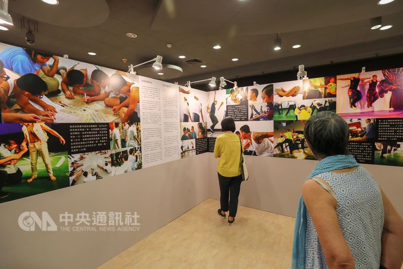 台灣好基金會攜手差事劇團與雲門舞集舞蹈教室,在新竹誠正中學推動「逆風計畫」,將藝術導入矯正教育,12日在誠品R79中山地下書街舉辦「逆風X顯影X進行式」影像展,盼社會能更理解他們的經歷與改變。中央社記者裴禛攝 107年7月12日