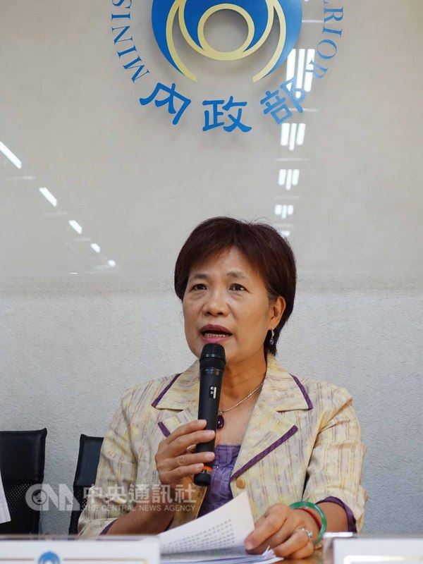 內政部13日公告民國106年度政黨財產、財務狀況,常務次長林慈玲(圖)表示,國民黨財產共新台幣189億8251萬元,仍高居全國政黨第一。中央社記者游凱翔攝 107年7月13日