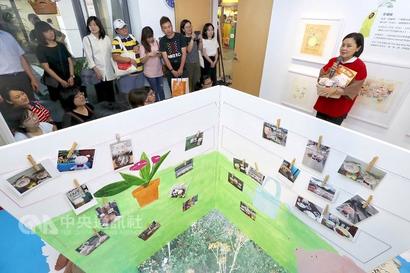 「我和李瑾倫的攝影展+子兒吐吐25原作展」14日起在台北正式登場,25年前以圖畫書「子兒,吐吐」榮獲信誼幼兒文學獎第6屆首獎的插畫家李瑾倫(右)出席,親自向大小朋友介紹攝影作品及圖畫書17幅原作。中央社記者吳翊寧攝 107年7月14日
