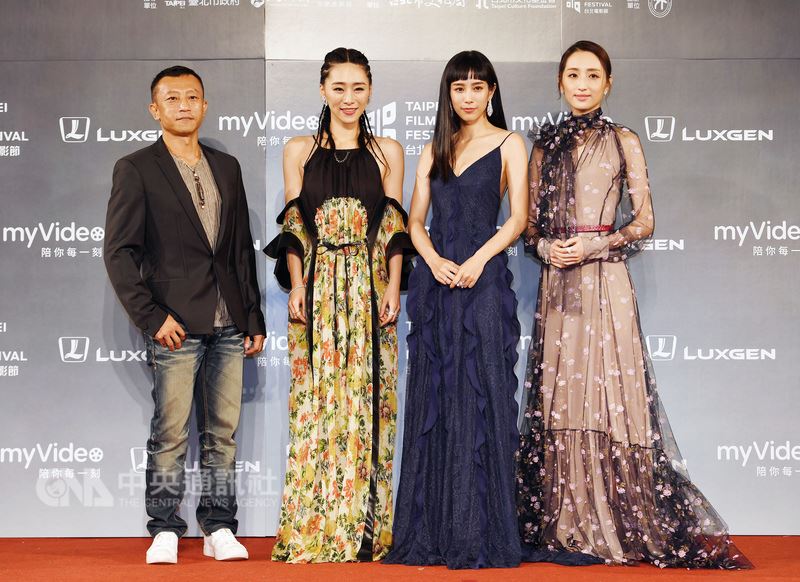 電影「血觀音」導演楊雅喆(左起)與演員吳可熙、溫貞菱、柯佳嬿,14日晚間在台北中山堂出席第20屆台北電影獎頒獎典禮。中央社記者施宗暉攝 107年7月14日