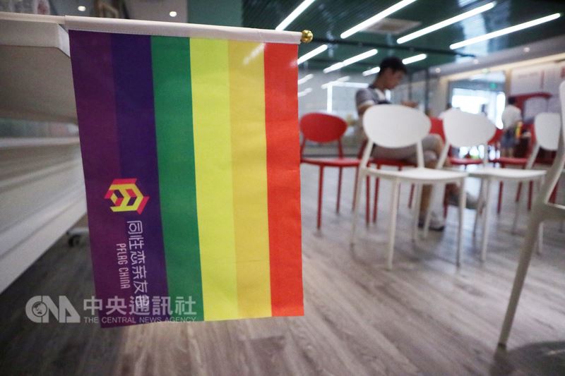 週日下午走進北京市區一處小型會議空間,可以看見四處懸掛著象徵多元性別的六色彩虹旗,為了讓更多人認識同性戀族群,中國大陸的同志團體正不斷走進人群。中央社記者繆宗翰北京攝 107年7月15日