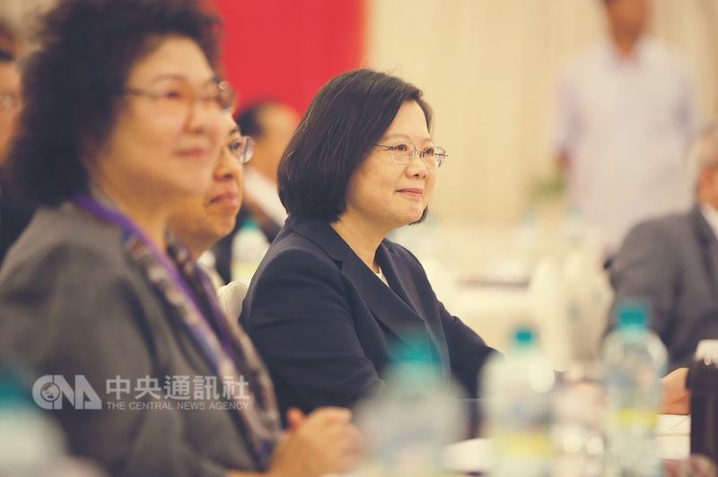 民進黨15日上午在圓山大飯店舉行「改革政績一定營」共識營,邀請立法委員、政務首長和縣市首長參選人與會,兼任黨主席的總統蔡英文(右)和總統府秘書長陳菊(左)與會。(民進黨提供)中央社記者呂欣憓傳真 107年7月15日