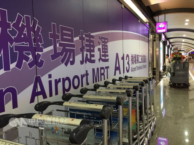 桃園市長鄭文燦16日表示,桃園機場將計劃全線調降新台幣10元。(中央社檔案照片)