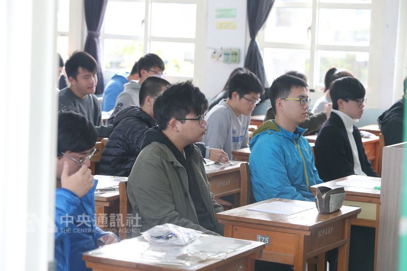 大考中心16日表示,108學年學測將改為考生自由選考科目,因此考試時間和考試科目順序都有調整。(中央社檔案照片)
