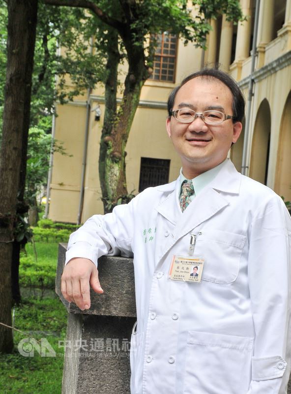 台大醫院家庭醫學部主任蔡兆勳長期投入醫師的人文關懷教育,他坦言「非常難教」,年輕醫師相對重視高科技醫療,「溫馨關懷」、「溝通同理」或許對他們感覺太抽象。(蔡兆勳提供)中央社記者陳偉婷傳真 107年7月16日