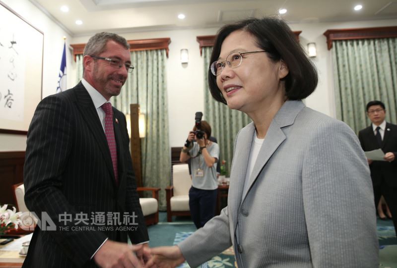 總統蔡英文(前右)17日在總統府接見歐洲議會跨黨團議員團,感謝歐洲議會堅定支持台歐盟簽定雙邊投資協定,蔡總統也強調,台灣全力支持台歐盟的雙邊投資協定(BIA),也將持續加強推動雙邊產業交流的合作。中央社記者鄭傑文攝 107年7月17日