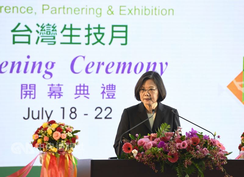 2018第16屆台灣生技月-台灣生物科技大展19日舉行開幕式,總統蔡英文(圖)出席致詞表示,台灣在生技產業已擁有重要利基,期望與本來就很有競爭力的IC產業結合迎接新商機。中央社記者王飛華攝 107年7月19日