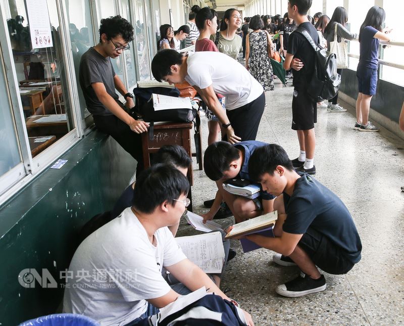 大學指考成績單19日寄發,大考中心也公布各科成績標準及成績累計。(中央社檔案照片)