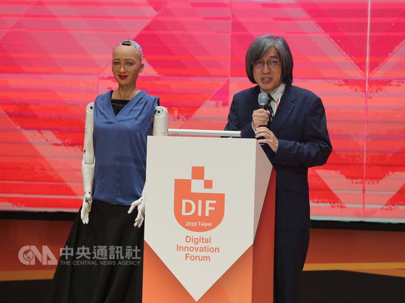 ABAC數位創新論壇(DIF)19日在台北登場,全球30名科技領袖訪台。首任數位創新工作小組主席詹宏志(右)在開幕式致詞時,公民機器人蘇菲亞(左)在一旁露出笑容。中央社記者徐肇昌攝 107年7月19日