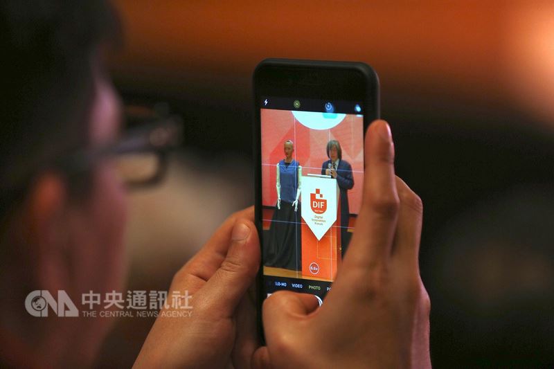 首位公民機器人蘇菲亞19日在ABAC數位創新論壇(DIF)開幕式出場亮相,台下觀眾拿出手機拍攝。中央社記者徐肇昌攝 107年7月19日
