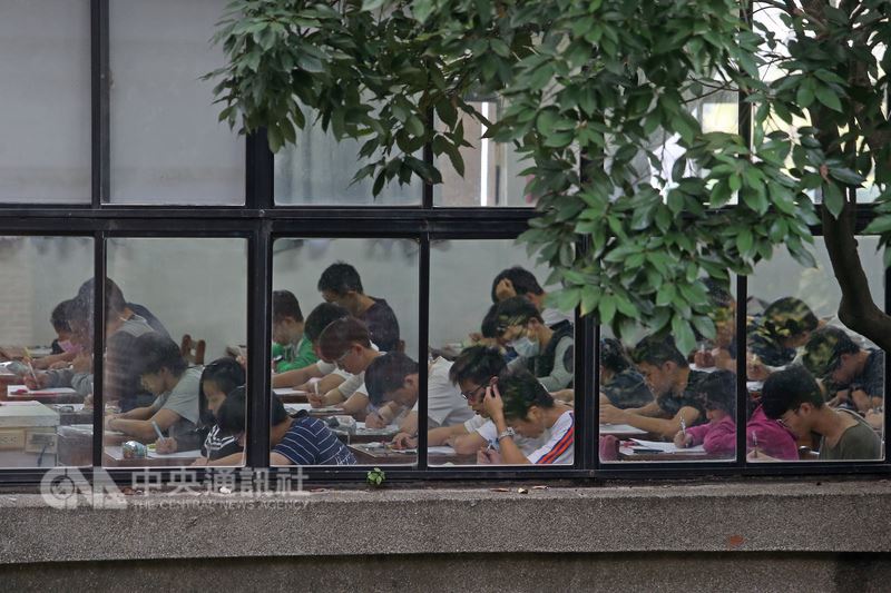 大學指考成績19日公布,今年僅3科有人滿分,包括數甲、數乙和化學。(中央社檔案照片)