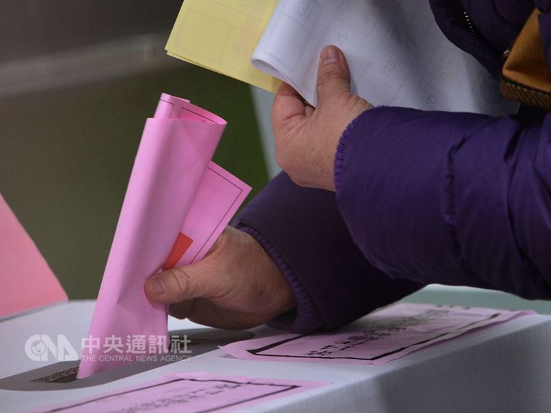 為維護選舉的公平性及落實戶籍行政管理,內政部表示,各地方政府已加強虛報遷徙人口查察,如遇虛報遷徙登記案件,除依戶籍法規定辦理外,並同步將相關資料函送查察賄選及暴力執行小組。(中央社檔案照片)