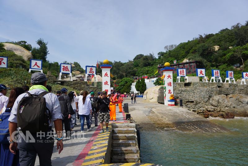 大二膽戰役68週年紀念暨開放觀光試營運啟動典禮26日在大膽島舉行,首發團成員陸續登上大膽島,共揭島嶼神秘面紗。中央社記者黃慧敏攝 107年7月26日