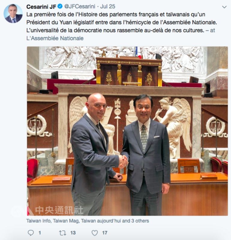 立法院院長蘇嘉全(右)參訪法國國民議會。國民議會友台小組主席賽沙里尼(左)表示,這是首度有立法院院長進入法國國民議會議場。(截圖自賽沙里尼推特)中央社記者曾依璇巴黎傳真 107年7月26日