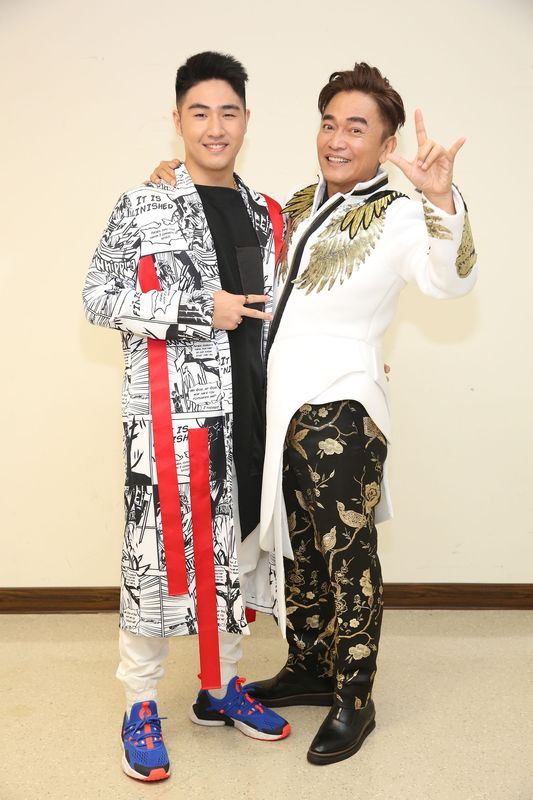 綜藝天王吳宗憲(右)回歸歌手身分,28日攻蛋開唱,帶著兒子「鹿希派」吳睿軒(左)首度登台亮相。(華貴娛樂提供)
