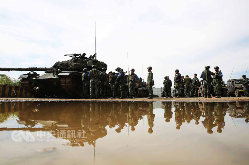 國軍「戰備月」已暫停實施多年,為了反制共軍文攻武嚇,明年起擬恢復實施每季一次的戰備月,並取代現行戰備週。圖為裝甲單位於湖口台地進行演訓畫面。(資料照片)中央社記者游凱翔攝 107年7月29日