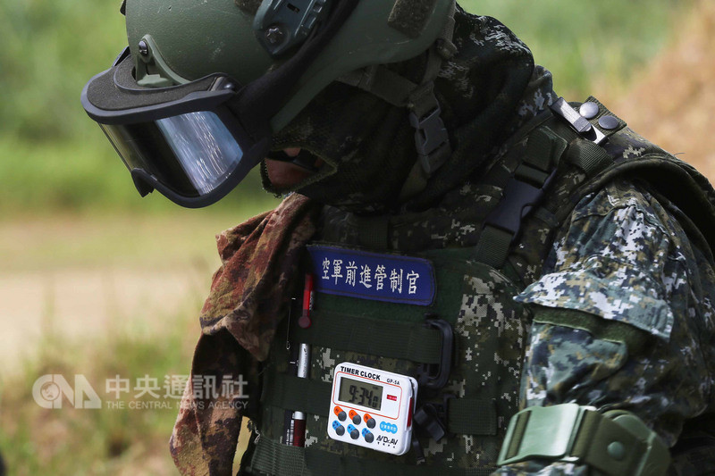 為了反制共軍文攻武嚇,108年起擬恢復實施每季一次的戰備月,目的在加強三軍聯戰能力,圖為107年漢光演習,陸軍官兵與空軍通訊進行演訓畫面。(資料照片)中央社記者游凱翔攝 107年7月29日