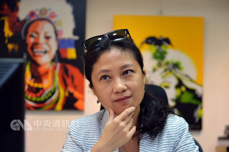 行政院發言人Kolas Yotaka(谷辣斯.尤達卡)在她辦公室牆上掛著阿美族牧師林照玉大笑的畫像,Kolas說,勉勵自己隨時都快樂,不管在辦公室中談論什麼嚴肅內容,林照玉都在旁邊笑著。中央社記者孫仲達攝 107年7月27日
