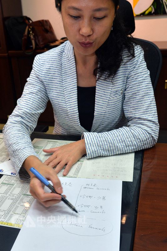 行政院發言人Kolas Yotaka(谷辣斯.尤達卡)隨手拿起了紙筆,跟記者解釋她推動修正姓名條例,是希望原住民可以只用羅馬拼音登記姓名,多一種選擇。中央社記者孫仲達攝 107年7月27日