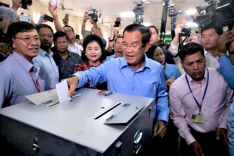 柬埔寨29日舉行大選,已執政數十年的強人總理洪森(前右2)一如預期續掌政權。(圖取自洪森臉書www.facebook.com/hunsencambodia)