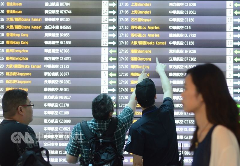 桃園市機師職業工會理事長李信燕31日表示,不排除中秋節罷工,但不會突襲性罷工,預告期至少3天。圖為桃園機場航班看板。(中央社檔案照片)
