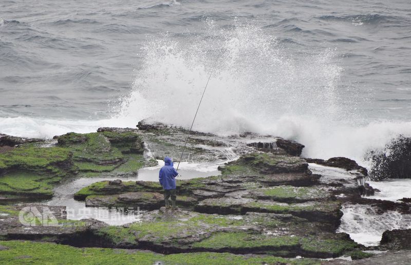 東北角海岸常有瘋狗浪發生,盡量避免浪大時進行任何岸邊活動。(中央社檔案照片)