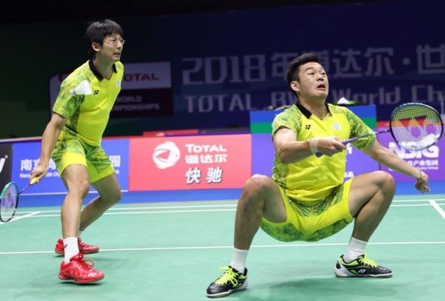 台灣羽球好手陳宏麟(左)、王齊麟3日攜手晉級世錦賽男雙4強。圖為兩人2日比賽畫面。(圖取自羽球世錦賽網頁bwfworldchampionships.com)
