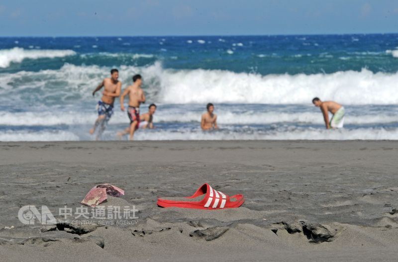 炎炎夏日,正是海邊戲水消暑的好時節,但可別輕忽其中暗藏的危機。(中央社檔案照片)